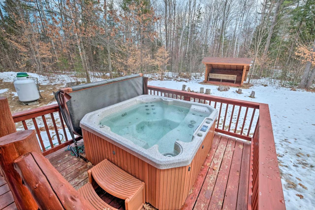 Secluded Johnsburg Retreat With Hot Tub And Fire Pit Villa Exterior photo